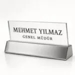 K-061 masa isimliği — fırçalanmış metal taban, pleksi ön panel
