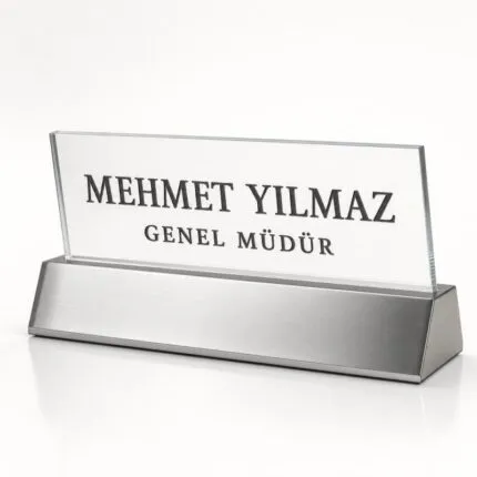 K-061 masa isimliği — fırçalanmış metal taban, pleksi ön panel