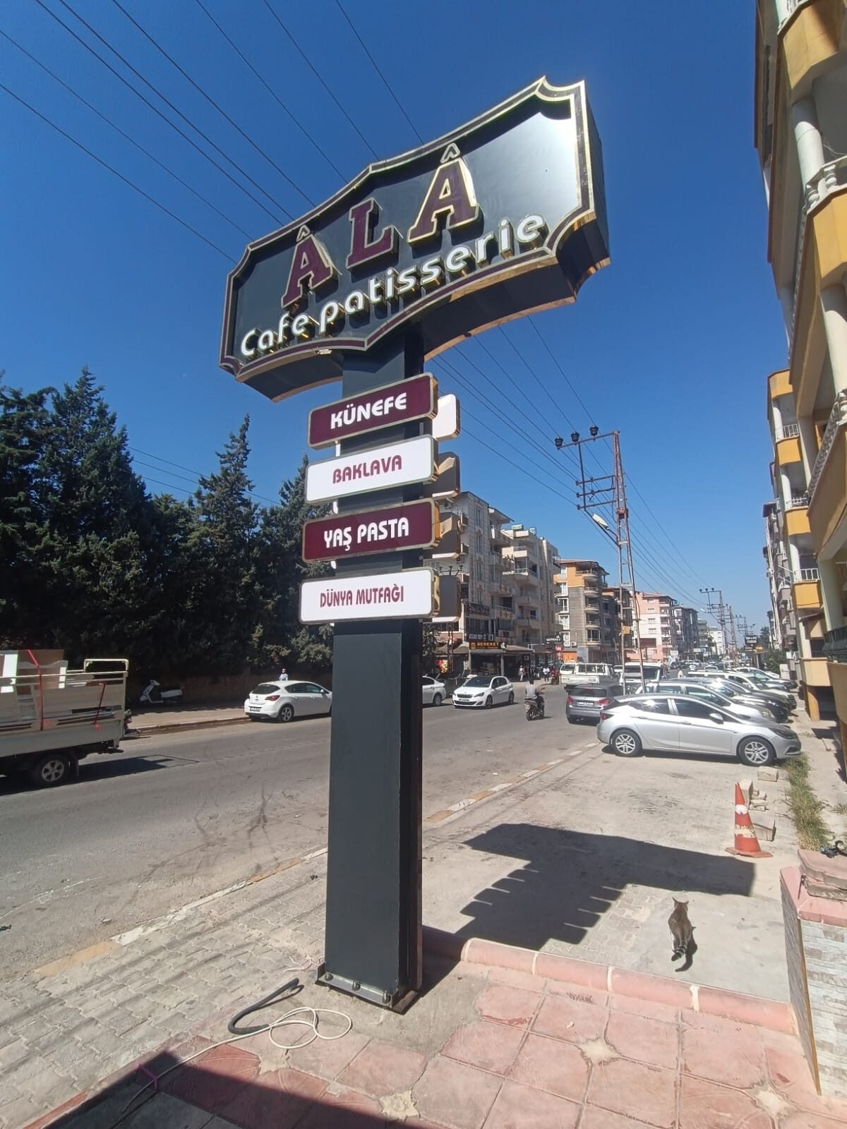 Hatay totem tabela uygulaması: 4 metre ayaklı, kompozit kaset üzerine kutu harf